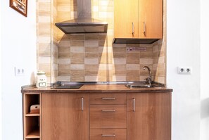 Frigorifero, microonde, piano cottura, macchina per tè/caffè