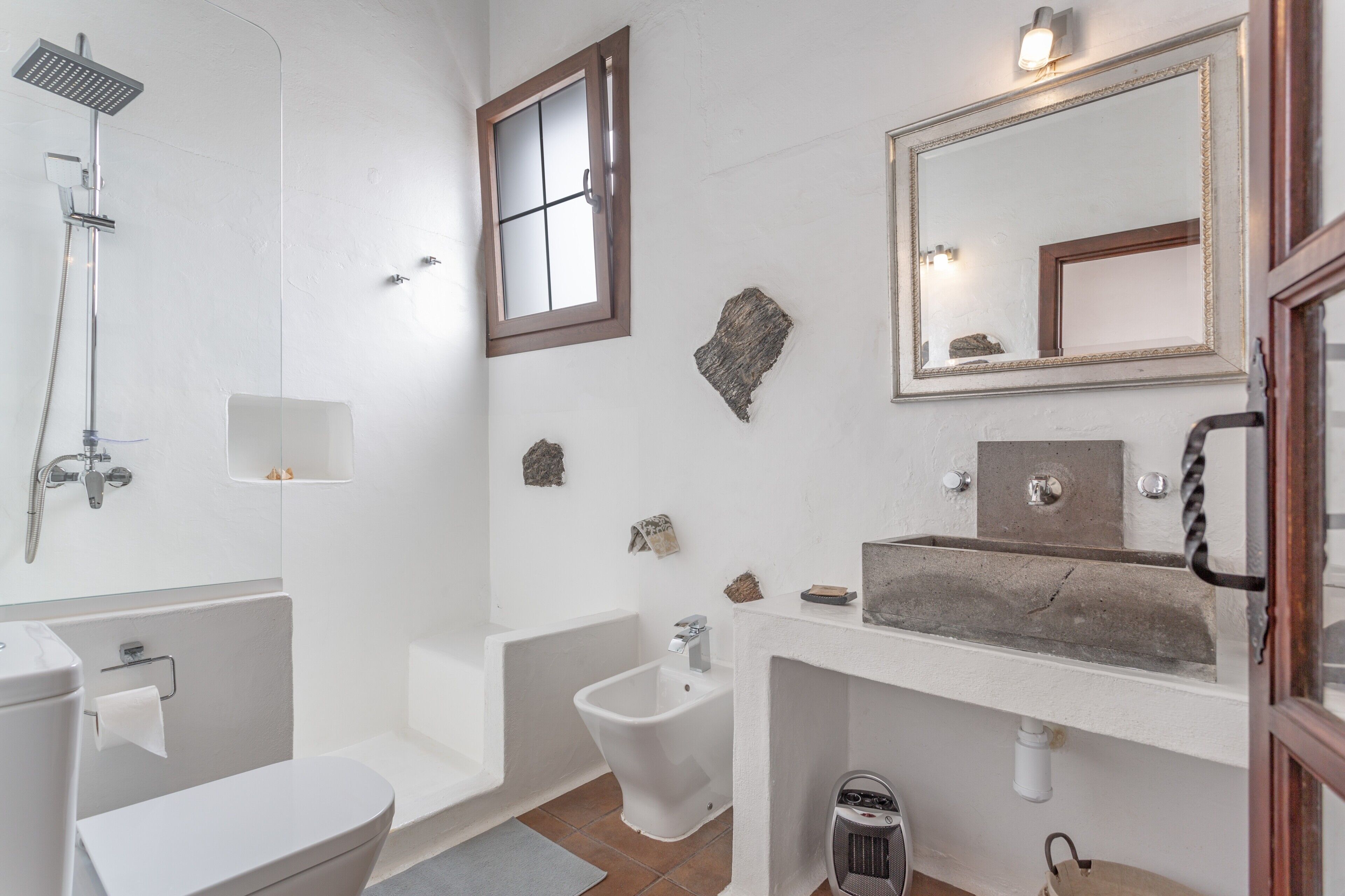 Een douche, een haardroger, handdoeken