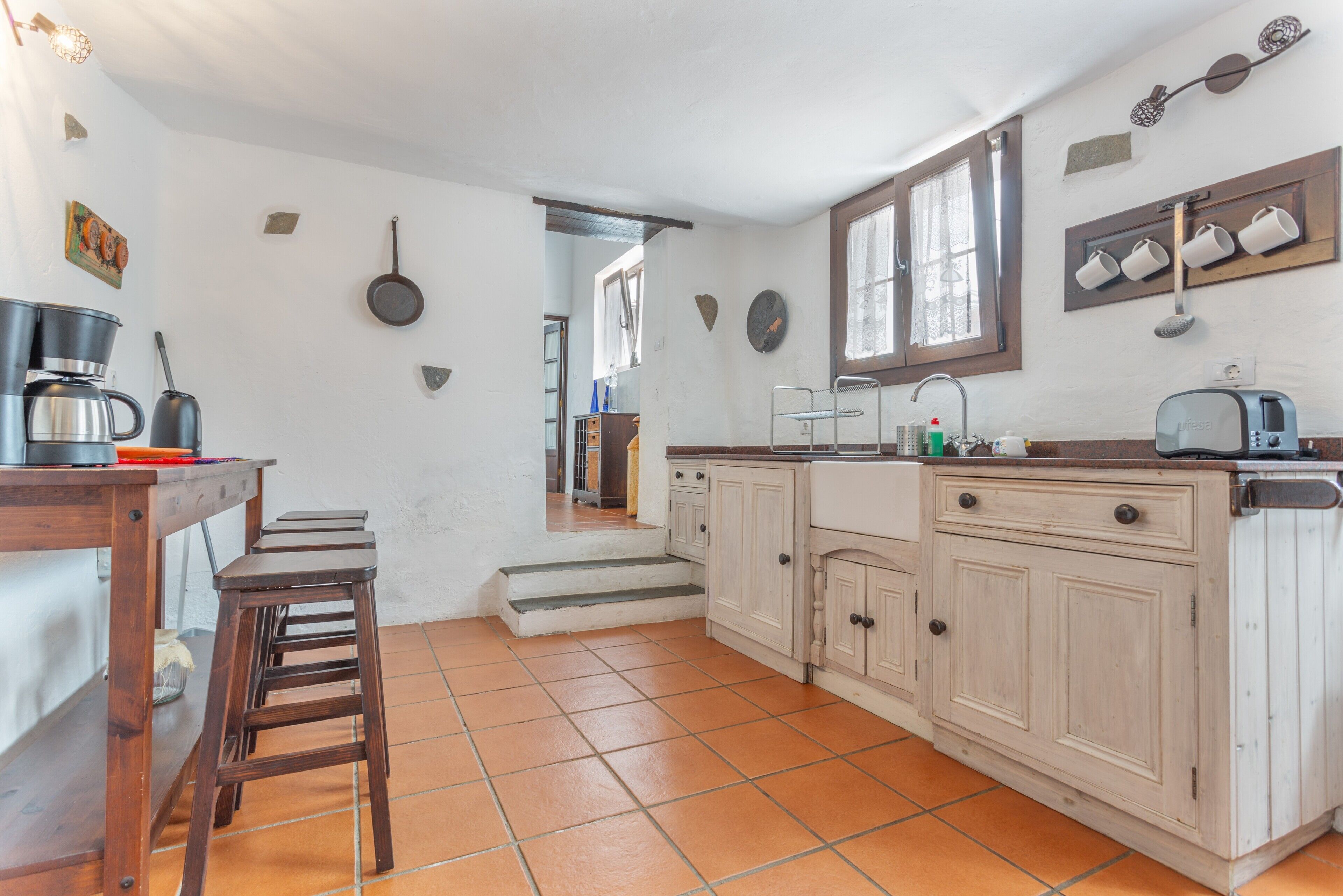 Kühlschrank, Mikrowelle, Herdplatte, Wasserkocher mit Kaffee-/Teezubehör