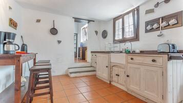 Kühlschrank, Mikrowelle, Herdplatte, Wasserkocher mit Kaffee-/Teezubehör