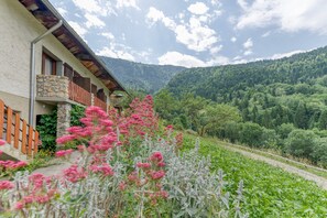 Property grounds - Chalet 'Passoud 204' with Mountain View, Private Garden and Wi-Fi (Oz)