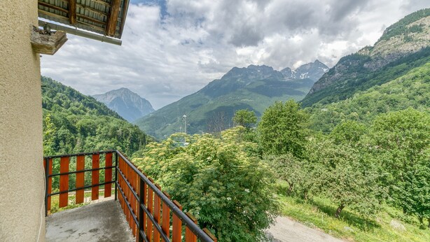 Un balcone con vista su un paesaggio montano.