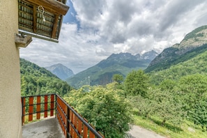 Un balcón con vistas a un paisaje montañoso.