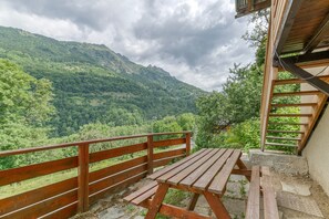 Outdoor dining - Chalet 'Passoud 204' with Mountain View, Private Garden and Wi-Fi (Oz)
