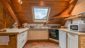 Réfrigérateur, micro-ondes, plaque de cuisson, cafetière/bouilloire