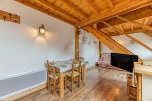 Interior - Cottage 'Passoud 202' with Mountain View and Private Garden (Oz)