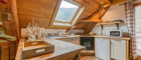 Kylskåp, mikrovågsugn, spishäll och kaffe- och tebryggare