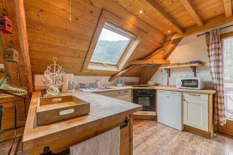 Fridge, microwave, stovetop, coffee/tea maker. Cottage 'Passoud 202' with Mountain View and Private Garden