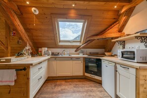 Fridge, microwave, stovetop, coffee/tea maker - Cottage 'Passoud 202' with Mountain View and Private Garden (Oz)