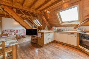 Réfrigérateur, micro-ondes, plaque de cuisson, cafetière/bouilloire