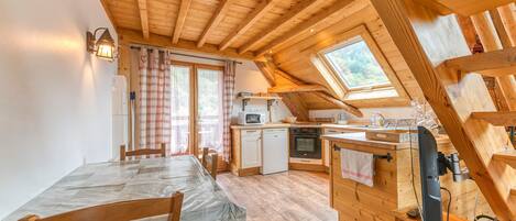 Kühlschrank, Mikrowelle, Herdplatte, Wasserkocher mit Kaffee-/Teezubehör