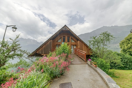 Exterior. Apartment 'Passoud 203' with Mountain View, Shared Garden and Wi-Fi