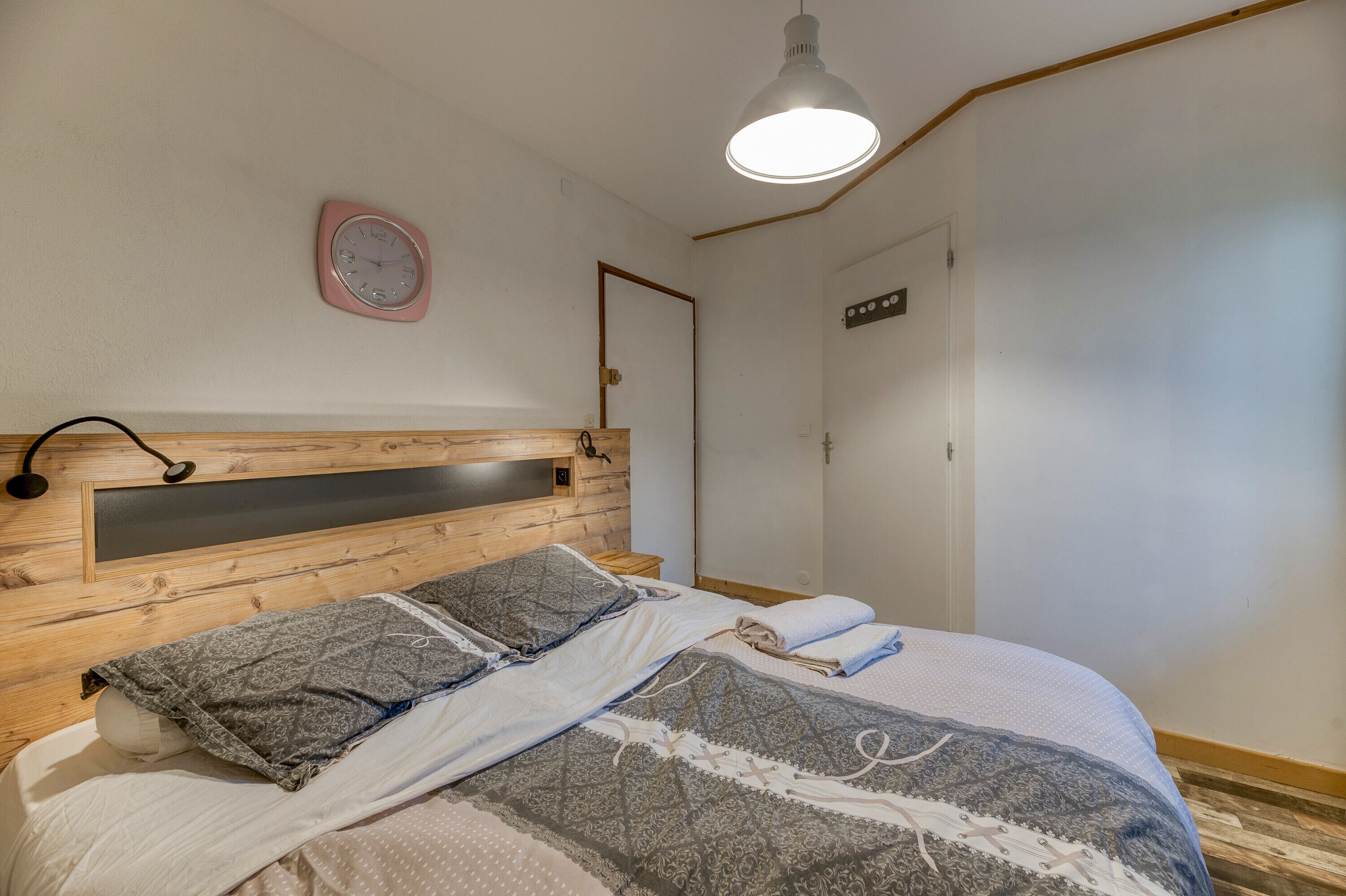 1 bedroom, bed sheets