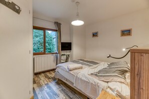 1 bedroom, bed sheets