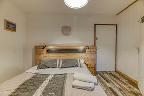 1 bedroom, bed sheets