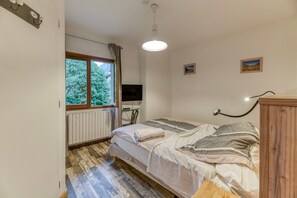 1 bedroom, bed sheets