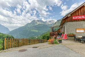 Outdoor dining - Room 'Chambre 2' with Mountain View and Balcony (Oz)