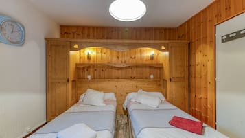 1 bedroom, bed sheets