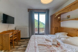 1 bedroom, bed sheets