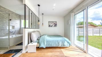 3 slaapkamers, een strijkplank/strijkijzer, gratis wifi, beddengoed