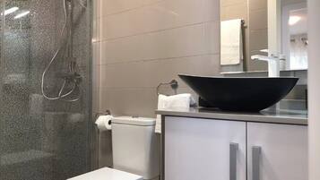 Chuveiro, secador de cabelo, toalhas de banho