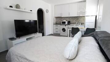 2 bedrooms, iron/ironing board, free WiFi, bed sheets