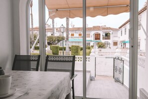 Dining - Apartment 'Bungalow 58' with Shared Pool, Wi-Fi and Air Conditioning (Torrevieja)