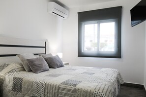 1 bedroom, iron/ironing board, free WiFi, bed sheets - Apartment 'Bungalow 58' with Shared Pool, Wi-Fi and Air Conditioning (Torrevieja)