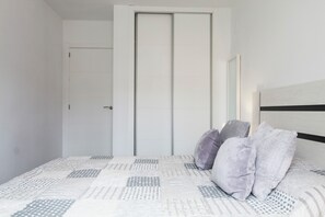 1 habitación, tabla de planchar con plancha, wifi gratis y ropa de cama 