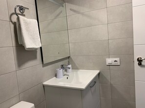 Shower, hair dryer, towels - Apartment 'Bungalow 58' with Shared Pool, Wi-Fi and Air Conditioning (Torrevieja)