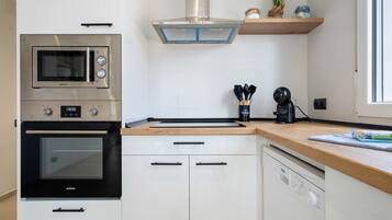 Fridge, microwave, dishwasher, coffee/tea maker