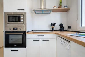 Fridge, microwave, dishwasher, coffee/tea maker