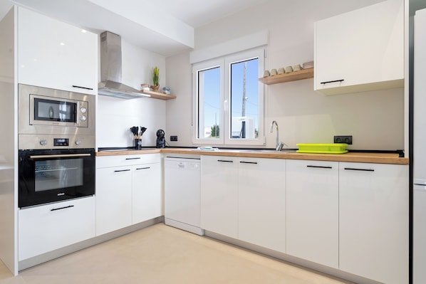 Fridge, microwave, dishwasher, coffee/tea maker