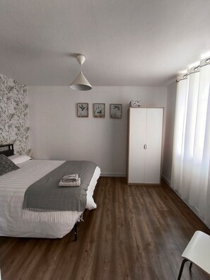 1 chambre, fer et planche à repasser, Wi-Fi gratuit, draps fournis