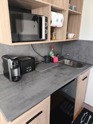 Refrigerador, microondas, cafetera y tetera y tostadora