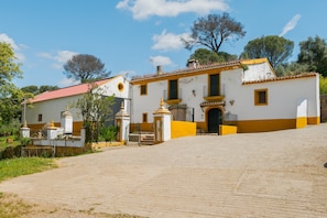A traditional building with a red roof, white walls, and yellow trim. - Apartment 'Chirrin' with Mountain View, Private Terrace and Private Garden (Constantina)