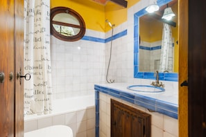 Ducha, secador de pelo y toallas