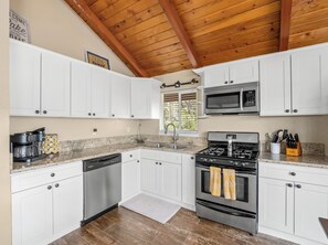 Fridge, microwave, oven, stovetop - New! Arcade Games, Hot Tub,  Fire Pit, BBQ, 3:2 (Oakhurst)