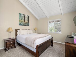 3 bedrooms, iron/ironing board, free WiFi, bed sheets - New! Arcade Games, Hot Tub,  Fire Pit, BBQ, 3:2 (Oakhurst)