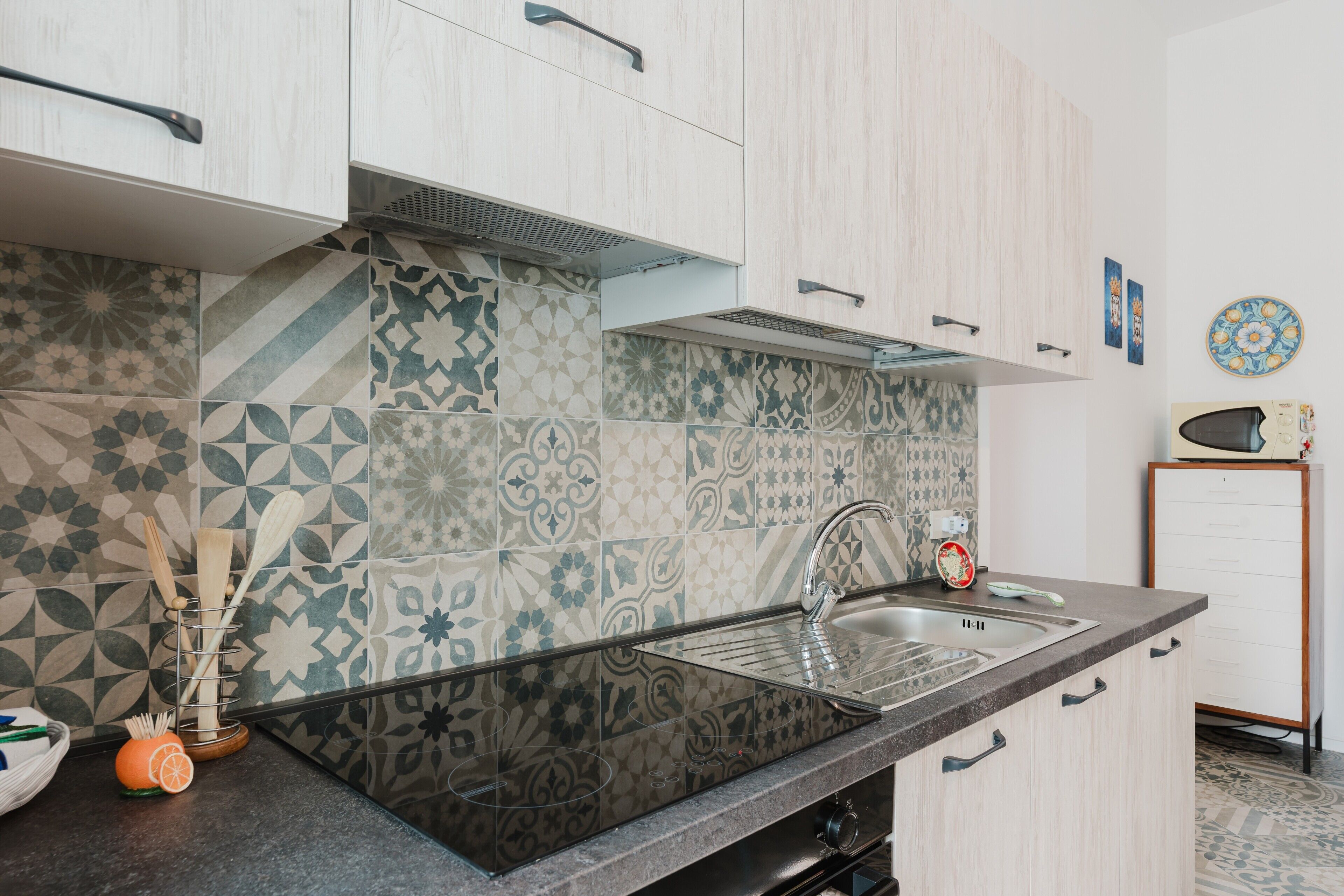 Jääkaappi, mikroaaltouuni, uuni, liesi