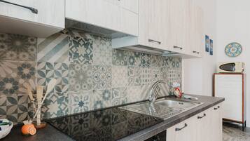 Jääkaappi, mikroaaltouuni, uuni, liesi