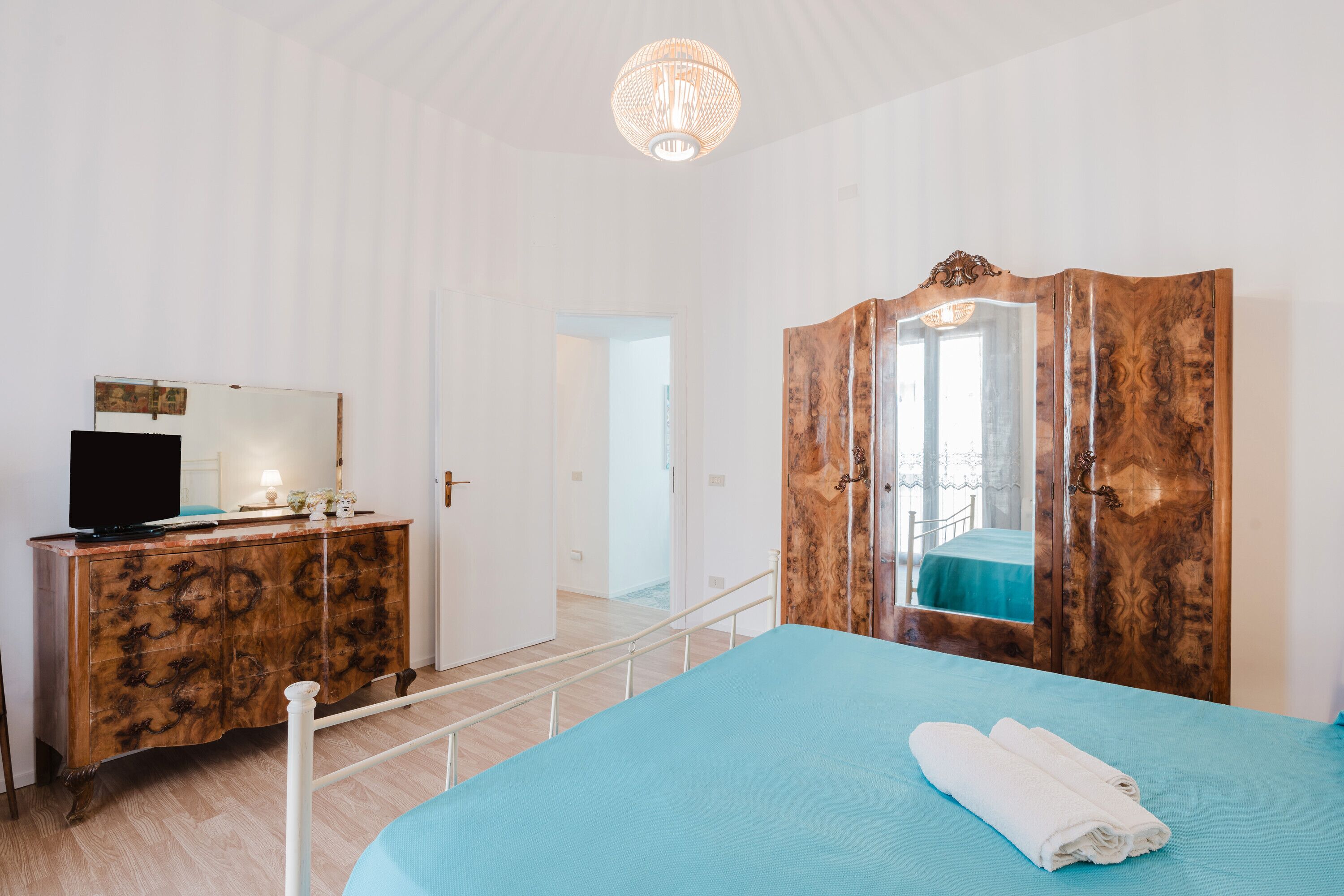 2 slaapkamers, een strijkplank/strijkijzer, gratis wifi, beddengoed