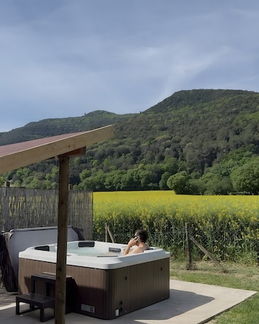 Outdoor spa tub. Mountain Country House with Private Jacuzzi