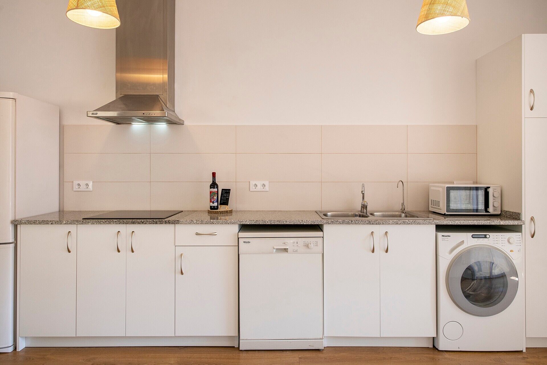 Kühlschrank, Mikrowelle, Herdplatte, Geschirrspüler