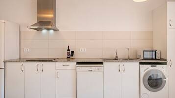 Kühlschrank, Mikrowelle, Herdplatte, Geschirrspüler