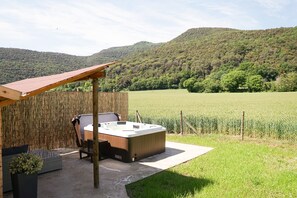 Bañera de hidromasaje al aire libre