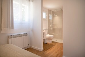 Shower, hair dryer, towels - Mountain Country House with Private Jacuzzi (Montagut)