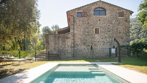 A stone building with a swimming pool in front. - Holiday Home 'L'Altell' with Mountain Views, Wi-Fi and Air Conditioning (Montagut)