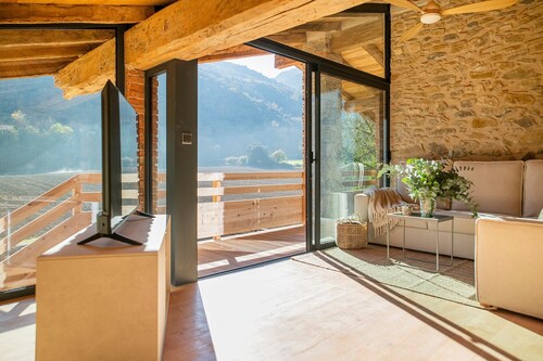 'Eixida' Apartment with Mountain Views and Wi-Fi
