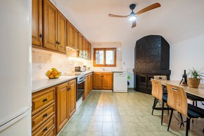 Fridge, microwave, oven, stovetop - Holiday Home 'Lledoner' with Mountain View, Shared Pool and Wi-Fi (Montagut)